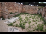 04470 ostia - regio i - insula xiv - terme del bagnino buticosus (i,xiv,8) - raum 4 - blick ri sueden - 09-2023.jpg